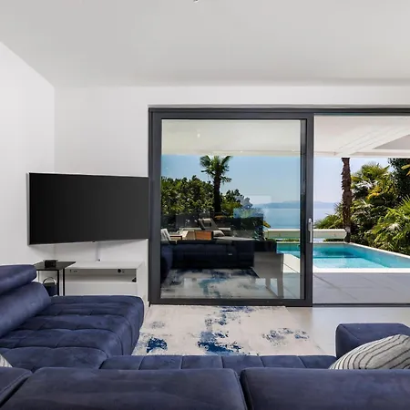 Beachfront Escape With Private Pool Apartament Opatija