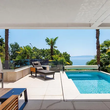 Beachfront Escape With Private Pool Apartament *