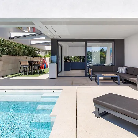 Beachfront Escape With Private Pool Opatija