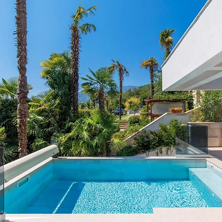 Apartamento Beachfront Escape With Private Pool