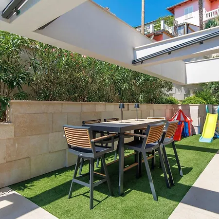 Beachfront Escape With Private Pool Apartament