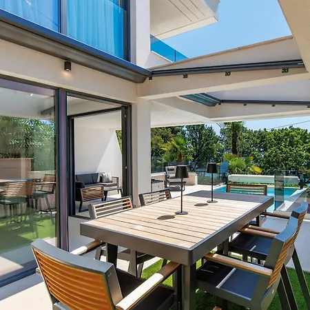 Beachfront Escape With Private Pool Apartament *