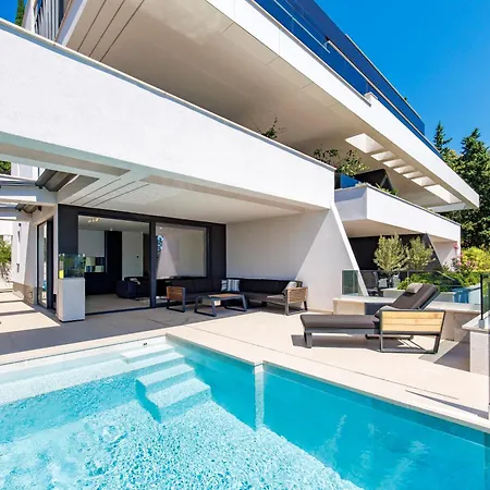 Beachfront Escape With Private Pool Apartamento Opatija