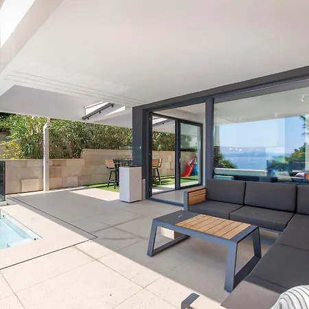 Apartamento Beachfront Escape With Private Pool