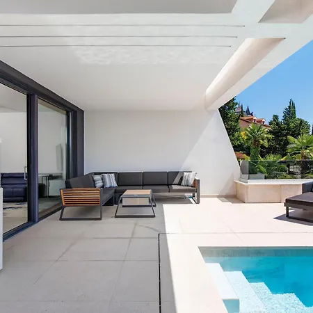 Beachfront Escape With Private Pool Apartament