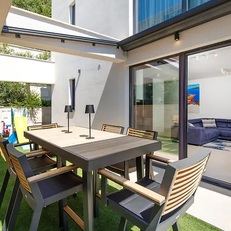 Apartamento Beachfront Escape With Private Pool Opatija