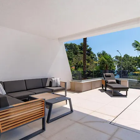 Beachfront Escape With Private Pool Apartamento Opatija