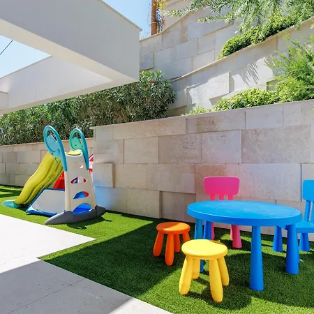 Beachfront Escape With Private Pool Apartamento