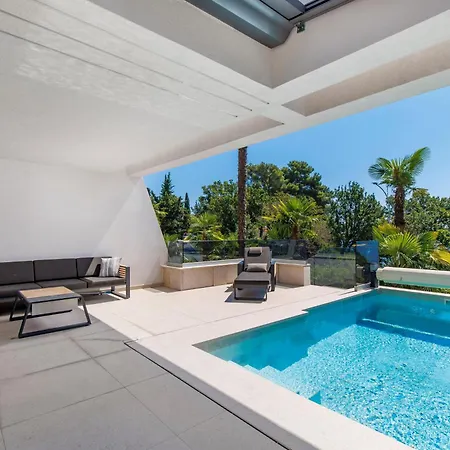 Beachfront Escape With Private Pool * Opatija