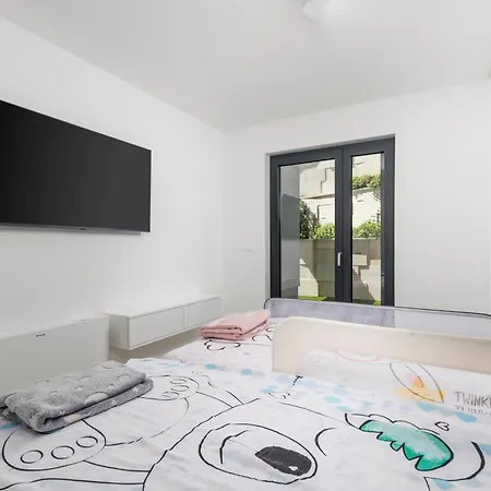 Beachfront Escape With Private Pool Opatija