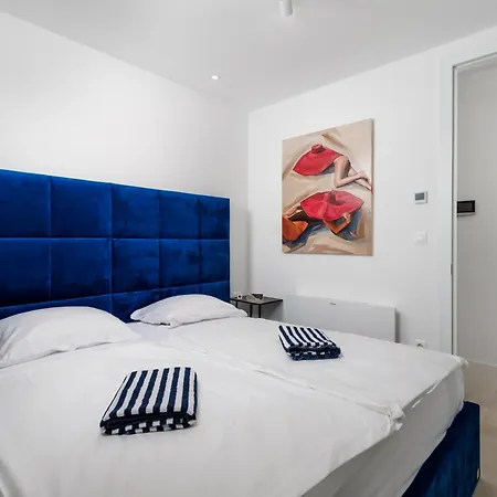 Beachfront Escape With Private Pool Apartament