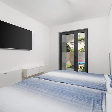 Beachfront Escape With Private Pool * Opatija