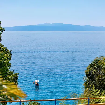 Apartamento Beachfront Escape With Private Pool Opatija