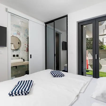 Apartamento Beachfront Escape With Private Pool *